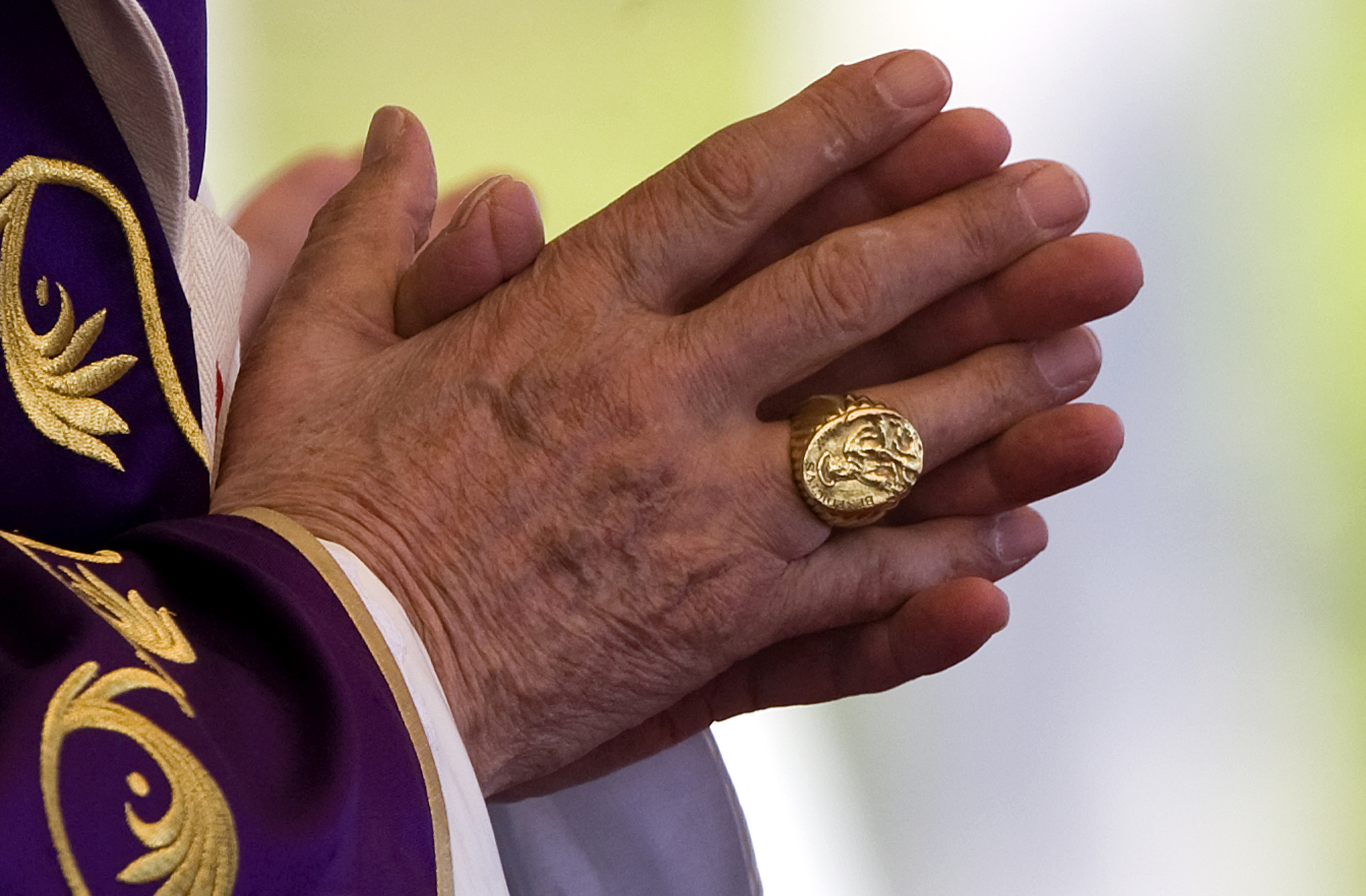 papal-ring.jpg