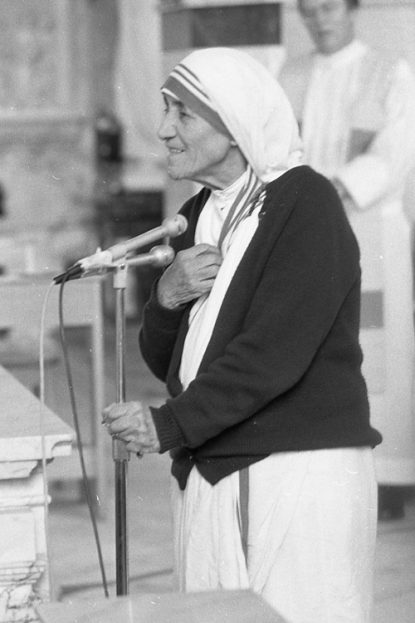 Mother Teresa commemorates the opening in 1994 of the Missionaries of Charity convent at St. Patrick Church in Norristown. (Philadelphia Archdiocesan Historical Research Center, Robert and Theresa Halvey Photograph Collection)