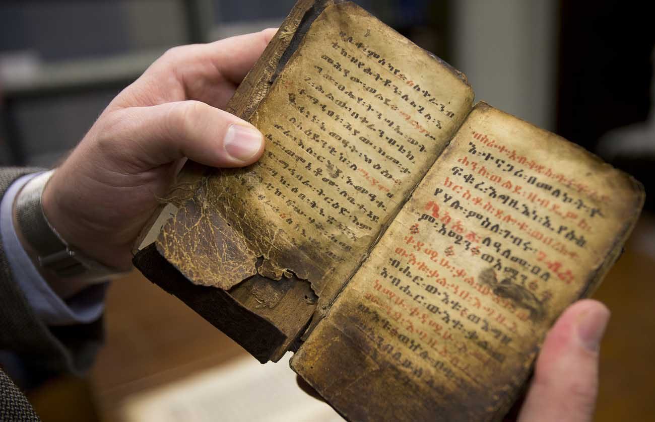 Найдена древняя рукопись. Древние рукописи. Старинный Манускрипт. Древние книги. Старинные книги и свитки.