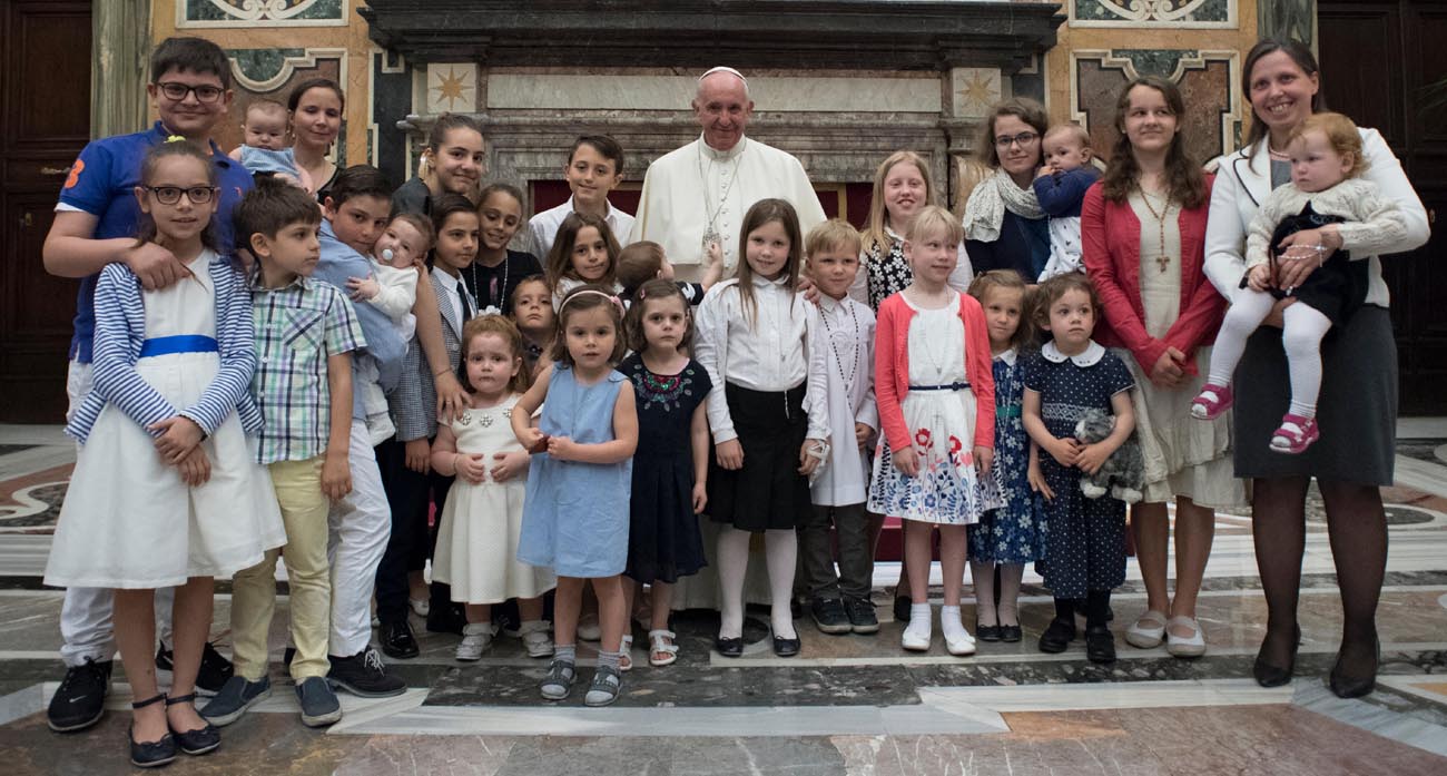 Defending sacredness of life offers service to everyone, pope says