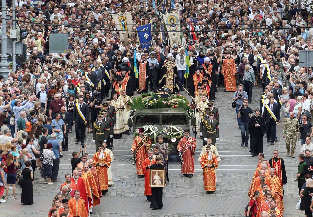 Mourners accompany the body of Ukrainian Cardinal Lubomyr Husar in a procession through the streets of Lviv June 3 before his body was returned to Kiev for his June 5 funeral Mass and burial. Cardinal Husar died May 31 at the age of 84. (CNS/Roman Baluk, Reuters) 