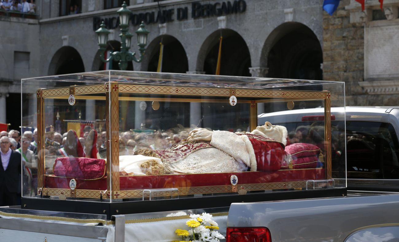 The glass coffin containing the body of St John XXIII