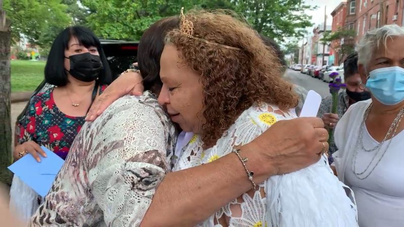 Seniors throw sweet send-off for beloved kitchen manager - Vimarsana News