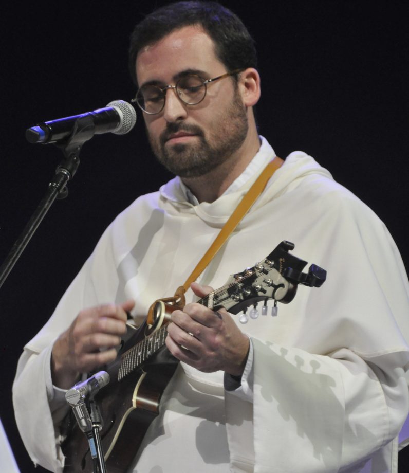 Hillbilly Thomists bluegrass band performs for Knights on Opry stage - Vimarsana News