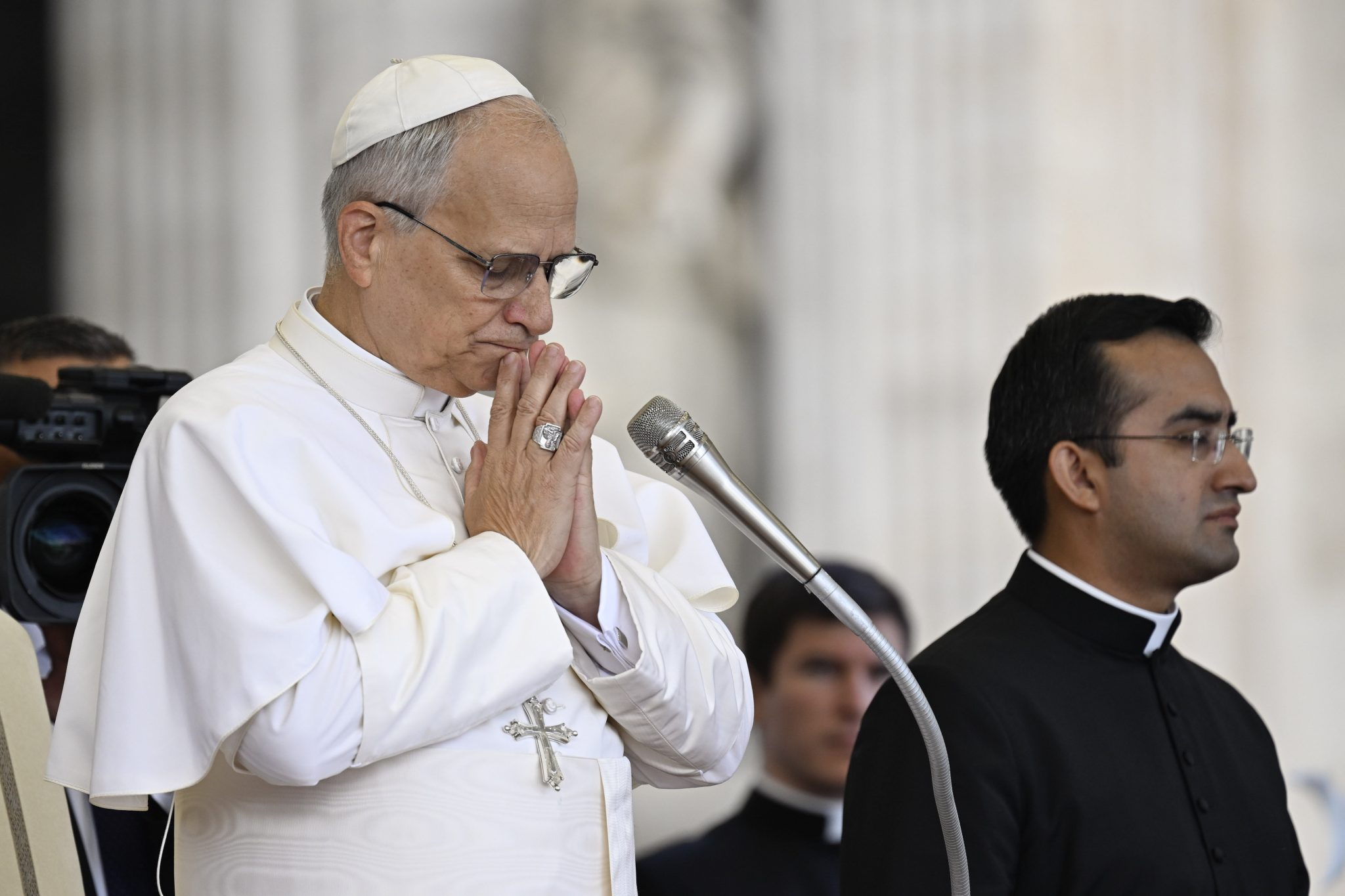 Pope Asks Everyone to Pray the Rosary for Peace Throughout October ...